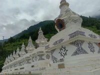 慈悲心，感恩心，利他心，喜悦心，不起坏心思，不起贪嗔痴，说好话，做好事，低调做人,低调做人，正心正念，不以物喜，不以己悲，但行前程莫问往事，你的能量会越来越高，心灵会越来越纯净，也会遇到更好的机缘。
