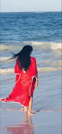 做自己的花朵，看水流過，看云飄過，盈笑嫣然，這一道風(fēng)景，恰一副含羞帶怯的畫，又是一部永遠(yuǎn)讀完的書配圖