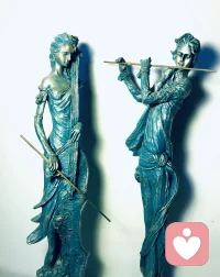有人問農夫是不是種了麥子，農夫回答：“沒有，我擔心天不下雨。”那個人又問：“那你種棉花了嗎？”農夫說：“沒有，我擔心蟲子吃了棉花。”于是那個人又問：“那你種了什么？”農夫說：“什么也沒種。我要確保安全。”一個不冒險的人，只有什么也不做，這樣到頭來也會什么也沒有。不愿冒險的人不敢笑，因為他們怕冒愚蠢的風險；不敢哭，因為害怕冒被恥笑的的風險；不敢向人伸出援助之手，怕冒被牽連的風險；不敢暴露感情，怕冒露出真面目的風險；不敢愛，怕冒不被愛的風險；不敢有希望，怕冒失望的風險；不敢嘗試，怕冒失敗的風險......但是我們必須學會冒險，因為生活中最大的危險就是不冒任何風險。鴕鳥遇到危險的時候常常行掩耳盜鈴之舉，把自己的頭藏在沙土中獲得心靈上的解脫。雖然好多事情不能躲避，必須堅強面對，要冒風險，我們還是在心底存留著那種逃避和找尋安慰道想法。其實，困難和風險也是欺軟怕硬的，你強它就弱，你弱它就強。我們要時刻記得，最困苦的時候，沒有時間去流淚；最危急的時候，沒有時間去猶豫。所謂置之于死地而后生，冒險則意味著更有可能成功。配圖