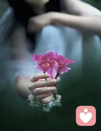 《肖申克的救贖》里面說：“任何一個(gè)你不喜歡又離不開的地方，任何一種你不喜歡又?jǐn)[脫不了的生活，就是監(jiān)獄。如果你感到痛苦和不自由，希望你心里永遠(yuǎn)有一團(tuán)不會(huì)熄滅的火焰，不要麻木，不要被同化”。配圖