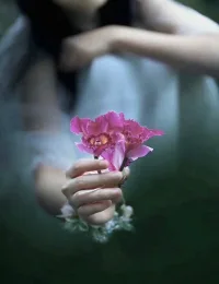 你必須找到自己鐘愛的事業。你的工作將占據生活的很大一部分，所以得到滿足的唯一途徑就是去做你信念中偉大的事業。而要想成就偉大的事業，就必須鐘愛你所做的工作。如果你還沒有找到，繼續尋找，不要停下你的腳步。—喬布斯配圖