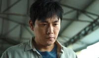 借命而生
父母托举孩子，是一种借运，借命。
孩子完成父母少时未实现的大学梦、艺术家梦，是一种借命。
夫妻一方甘愿的付出，另一方“心安理得的接受”也是一种借命。
扩大视角，如今社会分工下，不种粮食的人，吃的很饱，不也是一种借命吗
每个人都可能借别人的命而生，每个人也可能被别人借命。
在动态平衡中，能心安理得就好，不安的话可以找我聊聊。配图