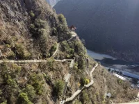 山路十八彎，也要堅強的走下去配圖