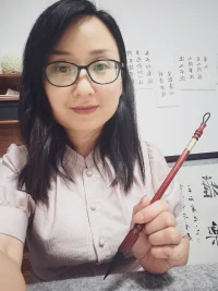 不一定很漂亮，但一定要很快樂。你驚艷不了誰的人生，但一定要溫柔自己的歲月。配圖
