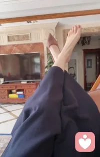 這個世界誰最具魅力?那一定是你!初次見面時，星空璀璨，公園微醺的燈光，把你狡黠的笑臉映襯在星光下，只有一秒鐘，就臣服于你玉足之下。

人生旅途你陪我看彩云之南:看清邁古城:看海天佛光:看萬里長江: 看人間萬象!配圖