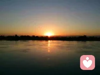 這個世界誰最具魅力?那一定是你!初次見面時，星空璀璨，公園微醺的燈光，把你狡黠的笑臉映襯在星光下，只有一秒鐘，就臣服于你玉足之下。

人生旅途你陪我看彩云之南:看清邁古城:看海天佛光:看萬里長江: 看人間萬象!配圖