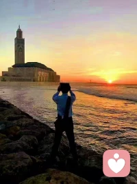 .●

前方的路、星空的夜，讓人遐想。攜妻溫柔的雙手，邁步神州大地。

                 從炎暑到寒冬，從芳春到金秋。

 我自釀人生美酒，一杯敬妻子幸福、一杯敬自由遠方!配圖