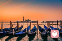 .●

前方的路、星空的夜，讓人遐想。攜妻溫柔的雙手，邁步神州大地。

                 從炎暑到寒冬，從芳春到金秋。

 我自釀人生美酒，一杯敬妻子幸福、一杯敬自由遠方!配圖