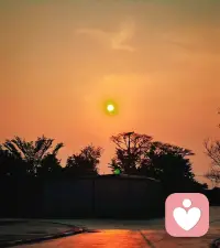 空心独白

每个人心里都藏着一个与生俱来的原始空洞，是离开母体时就落下的缺口。我们终其一生都在寻找填补的答案，以为遇见某个人、拥有某段情就能填满这份空，后来才懂，它从无法被彻底满足，只能被慢慢安抚。

有人学着筑起高墙，变得情感隔离，用温柔阳光做外壳，用浅淡陪伴拒人千里，看似洒脱通透，实则是怕再次体会剥离的痛。有人依旧执着追寻，在期待与失落间反复，最后也渐渐收起真心，活成了不动声色的空心人。

我们都曾满心热忱，却被生活与伤痛慢慢掏空，不是变得冷漠，而是学会了自我保护。不必强求补满与生俱来的空洞，不必奢望谁能治愈自己，学着做自己的归宿，接纳不圆满的存在，带着缺口安稳前行，便是对这份空洞最好的安放。