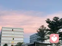 经历过心理创伤的人，在治疗和疗愈初期，还没真有‬正好起来之前，适度的“避旧”是必要的。
       
因为，从心理角度，旧有的环境、人际关系、集体叙事，它们共同构成了一个心理上的“共生母体”。对于这个在环境或关系里受过伤害的人而言，这是一种吞噬‬性的乱入和包裹。
      
与此同时，这种“母体”往往‬有它自己的“集体心理皮肤”，任何个体分化或离偏行为会都‬被系统视为威胁，并会施加隐形压力让你回归原位。配图
