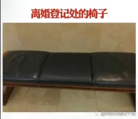 對(duì)于婚姻，莫言真的是看透了其中的奧秘。莫言說(shuō)：“奉勸天下夫妻，能過(guò)就好好過(guò)，不能過(guò)也得將就著過(guò)，最好別離婚，你漸漸就會(huì)發(fā)現(xiàn)，跟誰(shuí)過(guò)都是一個(gè)鬼樣，或許更糟糕……”

在我們看來(lái)，所謂的幸福，就是找一個(gè)愛(ài)人，過(guò)好一輩子。

而現(xiàn)實(shí)中往往是事與愿違，大多的家庭都是湊合，對(duì)于愛(ài)情來(lái)說(shuō)，婚姻生活里的愛(ài)情，就是左手握右手，早就沒(méi)了新鮮的感覺(jué)。

有時(shí)候，我們感覺(jué)婚姻走到了盡頭，當(dāng)心里想著離婚的時(shí)候，就千百次的預(yù)想離婚以后的生活是多么美好。

其實(shí)只是心走到了盡頭，至于真的離了婚，也并不是如你想象的那樣，都是風(fēng)和日麗。

記得我的一個(gè)朋友，就是因?yàn)橐粫r(shí)沖動(dòng)，在沒(méi)有太大原則問(wèn)題上，草率離婚。

剛離婚的時(shí)候，總是感嘆，離婚真好！真的是自由了，多晚回家都沒(méi)人管，想干什么就干什么。

可是好景不長(zhǎng)，剛剛過(guò)去兩個(gè)月，就開(kāi)始自我頹廢了，整個(gè)一個(gè)人也變得不修邊幅，就像是一個(gè)流浪漢。

當(dāng)我再次見(jiàn)到他的時(shí)候，面對(duì)現(xiàn)實(shí)中的自己，他也道出了心中的苦惱。

離婚后，也有熱心人給他介紹過(guò)對(duì)象，但是，相親的過(guò)程，顛覆了他的想象。

他本以為自己各方面的條件都不錯(cuò)，但是，對(duì)方提出必須要有自己的房，而且每個(gè)月必須要給一定的生活費(fèi)，每個(gè)月工資也有對(duì)方保管……

也讓自己忽然明白了莫言所說(shuō)：“婚姻本是交易，不必非弄成愛(ài)情的樣子！”的深刻含義。

反正后來(lái)的婚姻就是一場(chǎng)利益的交換，到這時(shí)候，他才發(fā)現(xiàn)原配的好，也因此就想著去復(fù)婚，但是，原配并沒(méi)有想恢復(fù)婚姻的打算。

后來(lái)，這個(gè)朋友也是勉強(qiáng)結(jié)了婚，卻也過(guò)的并不幸福。

由此看來(lái)，有些東西根本就不是你的，當(dāng)你放棄適合你的那時(shí)候，那么，幸福也許會(huì)離你越來(lái)越遠(yuǎn)，最后的代價(jià)就是孤獨(dú)寂寞。

有時(shí)候，你看別人活得幸福，但是，用到你身上卻不一定適合，人生就是這樣，聽(tīng)著自己悲傷的歌，看著別人幸福的戲。配圖