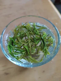 三觀超正的一段話

  當荷爾蒙用光了，激情退去了，那愛情是什么？

積極的答案是：
  是兩個互相遷就的靈魂，在同一時空，互換見識、分享觀點，是兩個獨立精神的換位思考與推己及人，是兩種不同人格的自我克制與遷就。

而悲觀的答案是：
  是怨聲載道，是互相抬杠，是撕去所有面紗、光環、之后，看到的另一個赤裸裸的軀體，是拿去情感、學識、教養之后，看到的另一只穿衣服的猴子…配圖