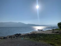 萬物相生相克，無下則無上，無低則無高，無苦則無甜。唯累過，方得閑；唯苦過，方知甜。配圖