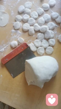 面對恐懼：將恐懼轉化成愛
內在小孩的特征是恐懼。日常生活將恐懼幻化成憤怒、悲傷、嫉妒、自卑、自責、退縮等負面情緒，其實是受傷的內在小孩被觸動。

這孩子敏感而纖細，多面而熱情，但從小受到傷害，正面特質被壓抑，被生存的恐懼所替代。沒有勇氣和智慧面對所遭受的傷害。但身為成人，有足夠資源，安撫和療愈自己內在小孩。

一旦內在小孩獲療愈，喜悅、創造力、生命力、信任等特質能毫無阻攔表達，為生活帶來無盡樂趣和希望。這療愈先從認出內在受傷小孩開始。

解開小孩面紗，從恐懼，羞愧、驚嚇，被遺棄和被剝奪等缺乏安全感的根源，加上親身經歷，為內在小孩找到對號入座的情境。

內在小孩的一些作為：反彈行為、任性、不切實際的期望，保護自己的策略，幼年時也許有效，成年后不僅阻擋人生的腳步，更讓我們遠離真相，遠離自己內心。

親密關系最大困難，是無意識在伴侶身上尋找那永遠不存在的完美父母。想在對方身上彌補童年沒得到關愛、尊重、了解和接納。若能回到自己內在的感覺，看見并安慰那受傷的內在孩童，我們的人生會有很大轉變。配圖