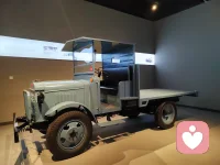 諾貝爾文學(xué)獎(jiǎng) 加繆說(shuō)：
“其實(shí)人生并不值得走那么一遭。
一個(gè)人是死于三十歲
或七十歲并不十分重要，
因?yàn)闊o(wú)論如何，
自然有其他人會(huì)繼續(xù)活下去，
而且活上千千萬(wàn)萬(wàn)年。
不管是現(xiàn)在還是二十年內(nèi)，
死的永遠(yuǎn)是同一個(gè)我。”

太陽(yáng)每天東升西落，
普通人朝九晚五，
學(xué)習(xí)、工作掙錢、
結(jié)婚生子，養(yǎng)家糊口，
日復(fù)一日，四季輪回。
生老病死，來(lái)回循環(huán)。
然后下一代重復(fù)這樣的輪回。

人生本身看似沒(méi)有意義，
一切都是體驗(yàn)而已，
所有的意義都是我們自己賦予的。

正如胡適所言：
“人生的意義完全是個(gè)人自己
尋出來(lái)、造出來(lái)的，
高尚也好，卑劣也罷，
清貴、污濁、有用、無(wú)用等等，
全靠自己的作為。
生命本身不過(guò)是
一件生物學(xué)的事實(shí)而已。”

然而，我們來(lái)到這個(gè)世界，
就是要感受、認(rèn)識(shí)這個(gè)世界。
人生的風(fēng)塵，只一次花開(kāi)的時(shí)間，
感受世間的美妙，
體驗(yàn)生命的悲歡離合。

人生，不在于驚天動(dòng)地，
更重要的是過(guò)程和感受，
世間美麗、圣潔、智慧...
皆永遠(yuǎn)覺(jué)得是一個(gè)德性。

多為生活駐足，
留點(diǎn)時(shí)間，多點(diǎn)耐心，
沐浴陽(yáng)光，關(guān)心一粟一羹湯，
保持心中的熱愛(ài)。
唯有在心中種花，
人生才不至于荒蕪。

在這短暫的一生里，
我們終將失去擁有的一切，
不妨大膽嘗試
去愛(ài)一個(gè)人，
去攀一座高峰，
去追尋一個(gè)夢(mèng)想。配圖