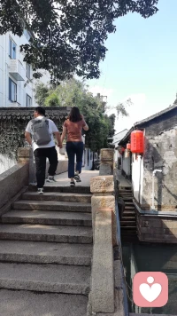 莫言說：“奉勸天下夫妻，能過就好好過，不能過也得將就著過，最好別離婚，你漸漸就會發(fā)現(xiàn)，跟誰過都是一個鬼樣，或許更糟糕。” 這句話似乎帶有一種無奈的接受，一種對于生活磨合的深刻理解。它提醒我們，在追求理想的愛情和婚姻的路上，有時候，堅守和努力，也是一種勇敢。因為在這個多變的世界里，能與一個人攜手同行，已是一種難能可貴的緣分。

婚姻，從來都不是童話里的王子和公主過上了幸福快樂的生活，它是兩個有著各自過去、個性和習慣的獨立個體，試圖構(gòu)建一個共同的生活。這個過程中，必然會有磨合，會有沖突，會有不如意。但這一切，并不意味著愛情的消逝，而是兩個人情感的升華，是對共同生活的深度適應。

愛情不僅僅是心動和浪漫，更是責任和承諾。每一對夫妻都會經(jīng)歷生活的平淡和重復，但這不代表愛已不再。每一次為家庭默默付出，每一次為對方的幸福考慮，都是愛的體現(xiàn)。學會在日常的點滴中尋找愛的蹤跡，學會通過不同的方式去表達你的愛，你會發(fā)現(xiàn)，愛一直都在。

任何關系的成功都離不開這兩點。勇于表達自己的想法和感受，同時也要耐心傾聽對方的聲音。在了解中增進彼此的感情，在交流中解決問題。記住，了解和接納對方，才能讓彼此的關系更加緊密。

好的婚姻關系不意味著兩個人要融為一體。保持自己的興趣愛好，有自己的朋友圈子，這不僅可以讓自己更加快樂和滿足，也能為婚姻帶來新鮮的空氣。在彼此相愛的同時，也要學會自愛。

不要輕易放棄。當然，這并不意味著要忍受不健康的關系，而是在遇到問題和困難時，不要輕易選擇逃避。努力尋找解決之道，一起去面對，因為有時候，困難和挑戰(zhàn)也是讓關系更加堅固的方式。

記住，幸福不會從天而降，它需要我們?nèi)ヅθゾS護。而真正的愛情，是在經(jīng)歷了風風雨雨之后，依然能夠牽手同行的決心和勇氣。所以，珍惜眼前人，珍惜這段來之不易的情緣，共同書寫你們的幸福篇章。配圖