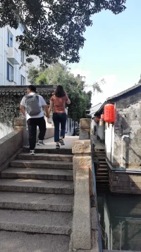 母親是個辛勞的好女人。但在父親眼中，她不是好伴侶。父親多次表示在婚姻中孤單，不被了解。父親也是個好男人，保護、教育我們。母親眼中，他也不是個好伴侶，成長中，經常看到母親無聲地掉淚。兩個好人為何沒有好婚姻？

『自以為是的付出』我長大后，婚姻初期，像母親一樣努力持家，努力刷鍋子、擦地板，認真為婚姻而努力。奇怪是我和先生都不快樂。

有天正擦地板時，先生說﹕「老婆陪我聽一下音樂！」「沒看到大半地方沒有擦！」話一出口，我呆住，好熟悉，在父母的婚姻，母親經常說。我正重演父母婚姻的不快樂…。

「兩個好人，卻沒有好婚姻。」我們用自己的方式愛對方，不是對方需要方式。每人都值得擁有好婚姻，只要方法用對，付出「對方要的！」而非自己「想給的！」好的婚姻，絕對是可預期的。配圖