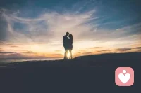 男人出軌，妻子應該怎么辦?很多妻子在遭遇到男人出軌后，出于情感、家庭、孩子、共同財產的考慮，都會選擇不離婚。這個時候，妻子應該怎么做呢?1.分析自己以及第三者在情感中的優勢和劣勢。2.針對自己的劣勢，進行提升和改變。3.找到男人出軌的心理需求和原因，有針對性的進行解決。4.摸清楚第三者的套路和心理，用適當的方式呈現在男人的面前，使他產生厭惡并看清事實。從頭開始容易，但是在前進的路上，讓心不齊的人和你齊心不容易。配圖