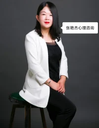 ?經(jīng)典心理學(xué)效應(yīng)
讓你學(xué)會用心理學(xué)解讀生活，用生活詮釋心理學(xué)
[愛心]南風(fēng)效應(yīng)（溫暖待人）[愛心]
也稱溫暖法則，指人際交往中，溫和的溝通方式可以讓人覺得心理舒適，而“冰冷”的溝通方式則會讓人反感。詳細(xì)而言，人際溝通中要注重尊重和關(guān)心，講究方法，溫和相處。
案例：你希望朋友幫你做某件事情，如果你使用要求、使喚的口氣可能對方不一定愿意，但如果你好好地和對方說話，夸獎一下對方，對方通常會答應(yīng)幫助你，與伴侶、陌生人相處也適用。配圖