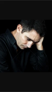 總是擔憂未來會有不好的結果怎么破解？

第一可以把最壞的結果寫下來同時去看看還能做些什么，這叫預防性悲觀。

第二，如果一直沉浸在對未來的過度擔憂中，其實是浪費掉了每一個現在當真的糟糕的事情發生時，會發現什么也改變不了，還不如去看看現在能做些什么，而且有時候我們也會發現我們的擔憂也不一定會實現，事情是做出來的，不是想出來的。配圖