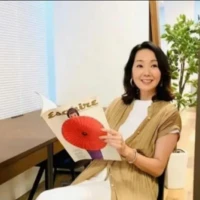 [太陽]所謂最好的婚姻就是：一起犯二，然后互相包容。

有時(shí)候很愛他，有時(shí)候想一槍崩了他。

太多時(shí)候去買槍的路上遇到了他愛吃的菜，買了菜忘記買槍。

回到家過幾天想想還得買槍，買了一輩子的槍，結(jié)果發(fā)現(xiàn)買了一輩子的菜。
——陳果配圖