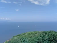 看海心寬格局大、看沙方知浪淘沙、看荷才懂出淤泥，心的緯度提升了看景就是看人生。驚濤駭浪是為了讓沙石沒有棱角，與人接觸時越來越精細(xì)舒服，是為了把臟東西排到岸邊不在海的心里。困苦磨難是為了讓我們沒有棱角，與人相處時越來越隨和細(xì)心舒服，是為了讓自己的心里不裝閑事，能把各種情緒轉(zhuǎn)化提純提凈。配圖