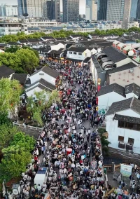 上午出去看了場電影，人好多呀，等大家全部都回去上班了 我倆再出門玩配圖