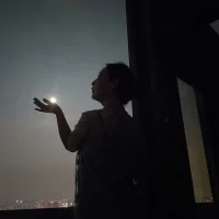 人生如果經歷至暗時刻請看到還有繁星和月光。別放棄，那便是希望所在！