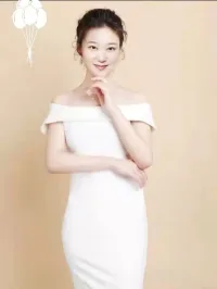 如何「扮演」好一個(gè)情緒穩(wěn)定的成年人？為什么身邊總有影響你情緒的人？現(xiàn)代的社會(huì)似乎充滿了太多的情緒。無(wú)時(shí)無(wú)刻，我們好像都會(huì)被自己的情緒、周?chē)说那榫w、社會(huì)的情緒、網(wǎng)絡(luò)的情緒等所籠罩。有人形容過(guò)，如果人生是一個(gè)舞臺(tái)，那么情緒就是每個(gè)人的導(dǎo)演。各種情緒像牽線木偶一樣，沖擊著人們的內(nèi)心，左右著人們的言語(yǔ)行為。在中文語(yǔ)境中，“情緒”這個(gè)詞好像更加關(guān)注自我、當(dāng)下的狀態(tài)。但是在英文語(yǔ)境中，emotion這個(gè)詞其實(shí)源自于拉丁文的動(dòng)詞：emovere，意思是：“使你（的心）動(dòng)起來(lái)”。因此，分辨和梳理情緒，不僅僅是一個(gè)自我檢視的過(guò)程，還要結(jié)合外部的影響、行為的動(dòng)機(jī)，以及情緒所導(dǎo)致的后果進(jìn)行分析判斷調(diào)整。那么應(yīng)該如何分辨和梳理我們的情緒呢？如何能夠更好的認(rèn)識(shí)我們的情緒？如何能夠幫助減少我們的情緒受外界的影響，更好的提高情緒自我調(diào)節(jié)的能力呢？關(guān)注：李老師講心堂心理咨詢講心堂~療愈你的心身靈講心堂~讓你愛(ài)上你自己配圖