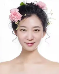 家長(zhǎng)怎樣教育孩子面對(duì)校園欺凌現(xiàn)象？校園欺凌一直是個(gè)全球性的問題，大部分同學(xué)或多或少都會(huì)遭遇不同的校園欺凌。常見的有以肢體接觸為主，比較容易察覺的欺凌；還有以嘲笑、辱罵以及起各種侮辱性外號(hào)和孤立為主的不易察覺的欺凌。所以家長(zhǎng)要加強(qiáng)扎實(shí)孩子的心理根基，給孩子足夠的安全感。作為家長(zhǎng)，要給孩子無(wú)條件的愛，信任和支持。家長(zhǎng)怎樣教育孩子面對(duì)校園欺凌現(xiàn)象呢？處理好同學(xué)關(guān)系，結(jié)伴而行：我們要學(xué)會(huì)處理好同學(xué)之間的關(guān)系，不要做孤僻或者另類的個(gè)體，這樣很容易受到別人的不同對(duì)待。上學(xué)放學(xué)要與同學(xué)結(jié)伴而行，不要單獨(dú)一個(gè)人，不給欺凌者有機(jī)可乘。冷靜，機(jī)智的選擇應(yīng)對(duì)方式：如果你與對(duì)方能力相當(dāng)，要明確冷靜的告訴對(duì)方停止這樣做。不要哭，哭更容易被欺負(fù)；如果對(duì)方人多，實(shí)力相差懸殊，要看準(zhǔn)時(shí)機(jī)，能跑就跑；跑不掉時(shí)可以拖延時(shí)間再求助；或者通過(guò)有策略的談話暫緩對(duì)方對(duì)自己的人身傷害。及時(shí)的跟老師，家長(zhǎng)反應(yīng)：遇到欺凌，不管后果如何，一定要及時(shí)的跟老師與父母匯報(bào)，這是必須要做的事。讓他們想辦法來(lái)保護(hù)自己，幫助自己擺脫困境。你要相信，自己的能力是有限的，只有依靠父母，依靠老師，才能真正的保護(hù)自己。避免成為施暴者的目標(biāo)：平時(shí)不要攜帶較多的錢和手機(jī)等貴重物品，不要公開顯露自己的財(cái)物。在學(xué)校的僻靜角落、廁所或者樓道拐角、學(xué)校附近的巷子等校園暴力多發(fā)地帶活動(dòng)的時(shí)候，最好結(jié)伴而行。及時(shí)求助：校園暴力具有反復(fù)性、長(zhǎng)期性的特點(diǎn)，不及時(shí)處理很有可能導(dǎo)致更持久、嚴(yán)重的欺凌。因此，第一次被欺凌后一定要及時(shí)向老師、家長(zhǎng)求助。也許他們不能馬上幫你解決這個(gè)問題，但絕對(duì)比你一個(gè)人默默忍受欺凌要好。最后我想告訴大家，委屈，遭遇不公平現(xiàn)象是生活中常態(tài)化，如何面對(duì)才是關(guān)鍵。關(guān)注私信李教授講心堂~為您排憂解難保駕護(hù)航！配圖