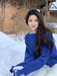 具有焦慮型依戀的人，常常會有以下這些特征：
?對自己要求較高。
?過于完美主義。
?容易體驗到強烈的情緒。
?在有壓力的時候，情緒會被放大，容易反應過激。會過度依賴他人來幫助自己。
?容易和情緒較勁，很難讓情緒自然流淌。
?為過去的經歷或關系而困擾。
?感覺焦慮不安，怨天尤人。別人可能認為自己不應該這樣，或者覺得自己反應過度。
?與人相處時，很難把握好邊界。
?與某些人相處會變得不安。因為對方給自己帶來的情緒感受太過壓抑，因此會封閉起自己的心。
?經常感覺不滿意或失望。
?有時候只有感受到強烈的情緒，才會覺得某些事物是真實的。
?對生活的某些方面感到無助或覺得已經失控。
?感覺自己沒有自主權，受制于人。
?強迫自己照顧他人感受，但本質上是為了滿足自己的需求。
?擅長與他人建立很緊密的聯系，但隨后又覺得這種聯系讓自己不堪重負。
?為了更快地與他人建立緊密的聯系，會過度自我暴露，但隨后又會對此后悔。
?非常關心和照顧他人。但如果感覺自己的付出沒有得到回應，會感到怨恨。
?當沖突沒有立即得到解決時，會感到驚慌失措。
?對他人的行為和情緒過于敏感。配圖