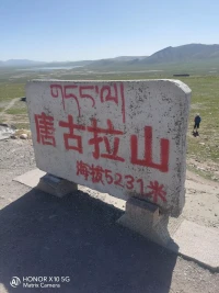 所謂勇氣，不過就是不斷的經歷失敗，也依然熱情。翹首以盼很累，故作矜持很裝。每個人都糾結著，追逐著，期待著遇見心目中的太陽。

一輩子很長，恰到好處的愛戀剛剛好。你不用怎樣，我喜歡就好。我也很糟糕，你不嫌棄就好。每個人都有自己的人格和追求。我們應該欣喜于我們的不同。如果我們都能收獲更多的人生閱歷和各種觀點。我們就能擁有相對更多的自由。要不然，你想要的明天，得是那么空乏？

歲月就像一條河，左岸是無法忘卻的回憶，右岸是值得把握的年華，中間流淌的，是年輕隱隱的傷感，世間有很多美好的東西，但真正屬于自己的并不多。生活本不苦，苦的是我們欲望過多；人心本不累，累的是放不下的太多。配圖