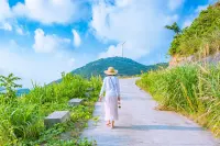 每個(gè)人的心里都需要一個(gè)人、一顆樹(shù)、一片草原、一間木屋、一個(gè)故鄉(xiāng)，也許不必真實(shí)存有，卻是一個(gè)不變的碑石，在每回想起、每次相遇，有一點(diǎn)光、一點(diǎn)溫暖、一點(diǎn)希望。_林清玄配圖