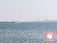 人來到這個世上時都是單性的自己，這樣一直活到二三十歲才和另一半攜手與共，而當走到生命的盡頭，至少有一半的人離世時也是孤單的，另一半早已先他而去。所以夫妻相伴大多只是人生的一段路程，長短有別而已，再相愛的人也有分開的那一天。想明白這一點，你還計較他活著時就離開你嗎？–––李玫瑾《心理撫養》。配圖