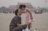 每年的春天一來，實際上也不意味著什么，但我總覺得要有什么大事發生似的，我的心里總是蠢蠢欲動，可等春天整個都過去了，根本什么也沒發生，我就很失望，好像錯過了什么似的。————如果生活不能逃離，就長成你自己。配圖