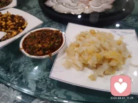 心里闷闷的，却说不出原因。好像有很多事堆着，又好像什么都没有。如果你也这样，我们聊聊。配图