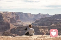 提问: “我常常为了维护关系或他人感受，而牺牲了自己的需求，感到非常疲惫和委屈。”
回答: “这涉及到自我关怀的优先级。我们必须将‘照顾好自己’视为一种责任，而不是一种奢侈。学会清晰地表达‘我需要什么’，这是你对自己情感的最高尊重。”