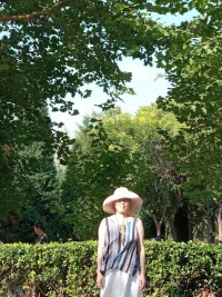 家，是爱和温暖的安乐窝。“人最难做到的是不给父母脸色看”?!脚底的灰尘应该留在家门外，心里的灰尘也是。”永远记得，最好的脾气要留给最亲的人，因为他们最值得!最值得!最值得!这段话让我沉思、反思、反省、觉醒、觉醒了…………配图