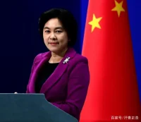 “善者不辯，辯者不善。”成年人最頂級的自律，就是克制與人爭論對錯的欲望。小說《三體》里，有一種叫“思想鋼印”的裝置。被打過思想鋼印的人，會對某一事物產(chǎn)生狹隘偏執(zhí)的認知。例如別人遞給他水，他會本能地反駁：水是有毒的。即使別人告訴他，人體70%以上是水分，他也認為那是騙人的。最后人們懶得與他爭辯，他還洋洋得意，覺得自己用真理說服了世人。其實生活里，思想鋼印隨處可見。你肯定也遇到過這樣的人，無論你如何擺證據(jù)、講事實，他都一口咬定你是錯的。并非他有意針對你，而是低層次的認知，讓他只能看到他自以為的事實。一個人認知水平越低，思維越缺乏彈性，越是難以容忍不同的觀點。全然的接納自己，時間久了也就能接納他人了!!配圖