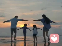 記得:不用口講道理，而是將自己活成榜樣。父母生活過得好不好，孩子是看得見的，如果爸媽對(duì)自己的生活都沒有盼頭，整天焦慮不堪；那么，講再多正確的道理，說出來也會(huì)顯得無力。孩子會(huì)想：☆為什么你不用這些大道理把自己的生活過好呢？”配圖