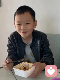 平常心就是心平常:“無常，才是人生的常態?！鄙钪?，我們會遇到形形色色的人，碰到變幻莫測的事。這些人，有人讓你歡喜，有人讓你憂愁；這些事，有的給你閱歷，有的給你磨難。真正厲害的人，身處變亂，面對得失，波瀾不驚。以平常心對無常事，不以物喜，不以己悲，就是心靈的最高品級。哪怕歲月不堪回首，你自有“世間本無事，庸人自擾之”的灑脫；哪怕人生起伏跌宕，你自有“笑觀月圓日，淡看月缺時”的豁達。寵辱不驚，看庭前花開花落……配圖