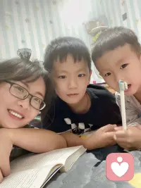 我的感悟::愛的贊美，帶著好情緒表達出來的都是愛。反之就都是傷害，永遠(yuǎn)記得，所有的愛都是從愛自己的父母開始。配圖