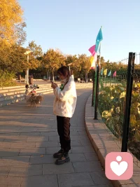 每日進步一點點:不攀比，堅持自己的步伐——腳踏實地，堅持做了自己內心真正熱愛的事，不攀比，不羨慕，每個人都有自己的生活方式，努力也不是為了感動誰，也不是為了證明給誰看，努力是為了奔向更好的自己。配圖