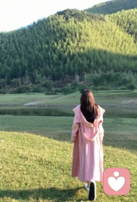 心向未來，一個人過得好不好，不是他擁有什么，而是他心里裝著什么。心的容量是有限的，裝滿了怨恨，便裝不下生活的美好。心量狹小，則多煩惱；?心量廣大，智慧豐饒。只有放下別人對你的惡，內心才能照進溫暖的光。配圖