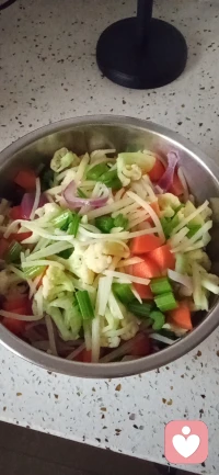 父母經常吵架甚至于大打出手，孩子生活在不安和恐懼中，就會敏感，孤僻，沒有安全感，甚至于這種感覺會真實地伴隨他們的一生，我想說:一個家，好的夫妻關系，對孩子來說是頂級的愛。??配圖