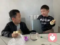 我的體會::我們所經(jīng)歷的人事物，在身體里都會留下情緒體驗的印記，在身體里安裝了情緒按鈕，每個人的按鈕不同，下一代是優(yōu)化升級的我們，起點就比我們高很多，我們要給孩子安裝被認(rèn)可、被肯定、被鼓勵、被溫暖的按鈕就好了，然后撤到孩子的身后，讓他自由的去飛翔!翱翔!配圖