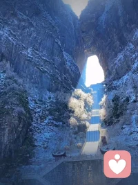 分享金句:1.幸福不是得到你想要的，而是與你不能改變的和平共處。2.如果不能站在講臺上，那就做個鼓掌的人。配圖