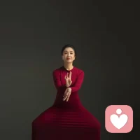 熟悉的声音::“1.你爸爸是懒惰、不负责的人，你以后不要像他一样！”
2.“你妈妈死爱钱，你以后不要像她一样！”
3.“你妈妈爱唠叨，你以后不要像她一样唠叨！”
4.“你爸爸都不顾家，你以后千万不可以像他一样！”
这样的孩子长大后肯定会出现这些行为：懒惰、不负责、死爱钱、爱唠叨、不顾家。为什么？配图