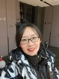 ??分享共振智慧媽媽的六字真言嘴甜、心大、手閑::
1.嘴甜一點~你要學會嘴甜一點，多表達贊美、表揚、肯定、欣賞這些溫暖的話，會給孩子勇氣和力量讓他越來越勇敢、獨立和自信。
2.心大一點~養育孩子，就像牽著蝸牛在散步急不得，慢慢來才比較快，你要學會心大一點，了解和掌握孩子的身心發育特點和規律，給予充分的耐心、理解和包容，陪孩子慢慢長大，靜待花開。
3.手閑一點~在家庭里，有一個很有意思的現象，媽媽越勤快，其他家庭成員越懶。要學會手閑一點，多表達需要多邀請老公，孩子參與到家務中，懂得示弱，讓老公和孩子有機會幫助你，服務你做個偷懶的媽媽，慢慢你會發現老公更勤快，孩子們更貼心。親愛的媽媽們加油！未來20年，女性引領世界，一手領著娃，一手輕松創業，很幸福的畫面哦??配圖