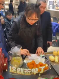 美美與共，金句分享::

??我們每個人一生只做三件事，自欺、欺人、被欺。

??很多人在維持困境，是因為不夠痛，所以才不會跳出來。

??財富需要有價值的生命來承載，沒有豐盛的生命狀態，承載不了豐盛的財富

??你評判什么，什么就傷害你。你欣賞什么，什么就靠近你。

??兩個不等式:知識不等于智慧;能力不等于能量。配圖